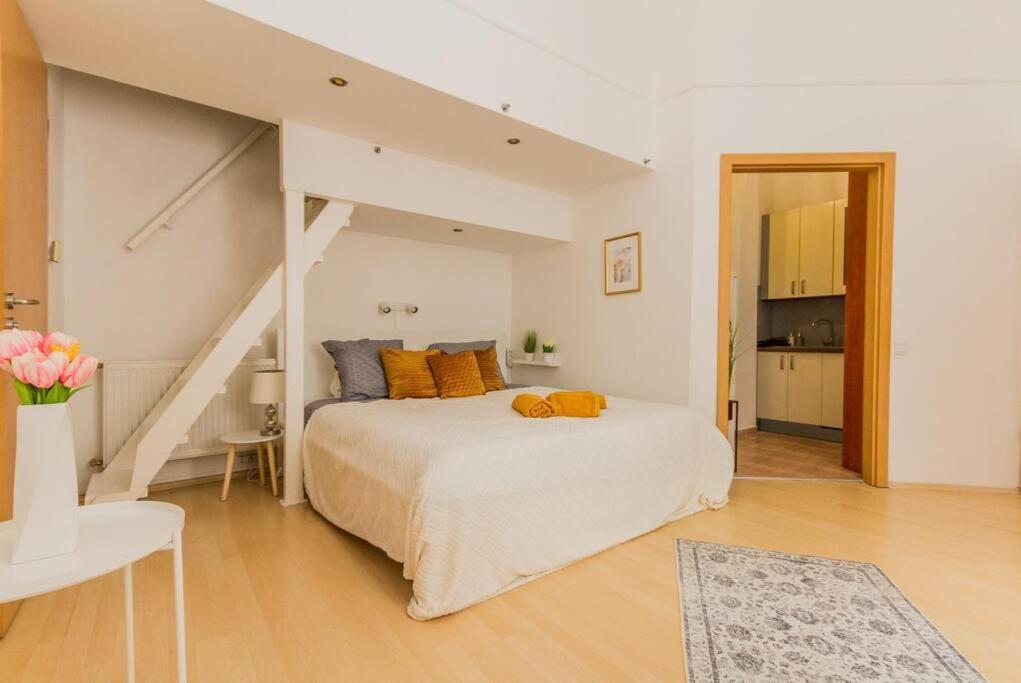 Trendy 2 Room Flat, Next To Corvin Mall Free Huge Garage! Ac,Dishwasher,Washmachine, Smart Tv Budapeşte Dış mekan fotoğraf